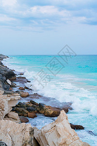 丰富多彩的岩石古巴濒近背景的野海岸和石头背景