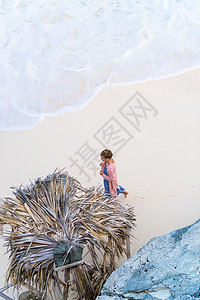 在美丽的三角海滩上 最美可爱的小姑娘的风景最佳背景图片