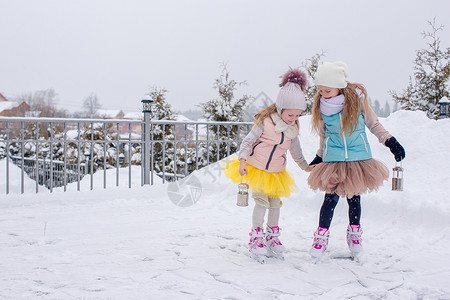 冬季雪日 适女女孩在寒冷的冰场露天溜冰幸福孩子套装学习婴儿数字衣服童年女儿微笑背景图片