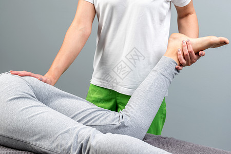 治疗师操控女性腿的详情背景图片