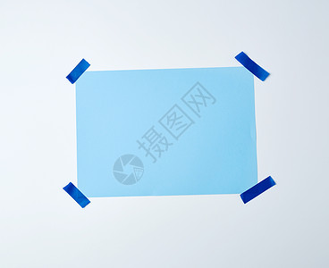 磁带模板素材用蓝色粘性水龙头粘住的空白蓝色纸背景