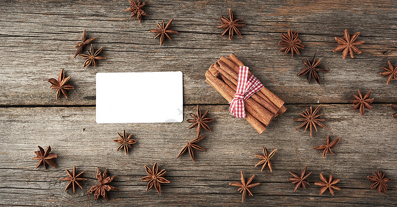 圣诞卡片素材棕褐肉桂棍 绑在灰色木制背景的包子上背景