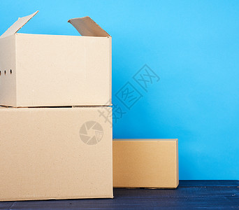 纸箱模板蓝色木制 t上棕色Kraft纸的纸箱纸礼物商业邮政空白店铺回收船运工艺纸板正方形背景