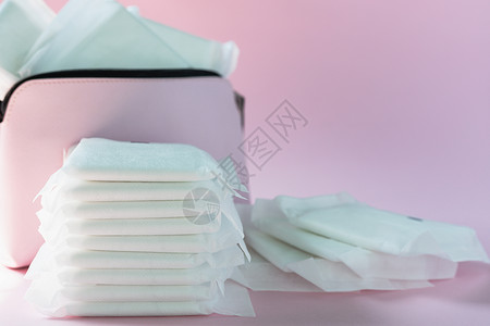 每月粉红色背景的女性卫生巾纸棉布日历洗手间产品餐巾手提包软垫女孩妇科月经背景