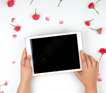 白色电子平板电脑 空白黑屏和两名女性软垫展示办公室小样销售高架商业药片监视器玫瑰背景图片