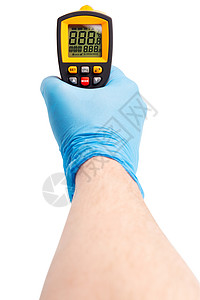 右手戴蓝色医用乳胶手套 用黄色红外非接触式温度计瞄准 白色模型显示状态与所有 o 隔离背景图片