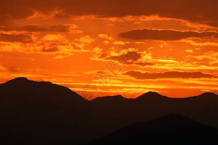 红紫橙色蓝色粉红色日落天空金子太阳漩涡天堂热情橙子形式射线天空颜色背景图片