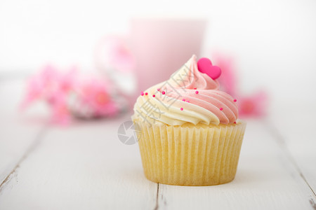 粉色杯子蛋糕纸杯食物桌子鞭打杯子庆典甜点面包育肥小吃奢华背景