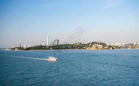 xiamen在Xiamen的天线上现代建筑 在Gulangyu岛前方摩天大楼建筑学地标景观海岸线城市晴天港口蓝色商业背景