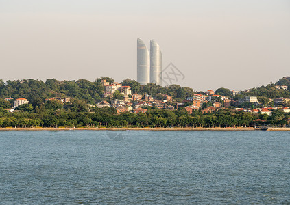 xiamen在Xiamen的天线上现代建筑 在Gulangyu岛前方景观晴天天空摩天大楼海洋建筑学海岸线建造港口旅游背景