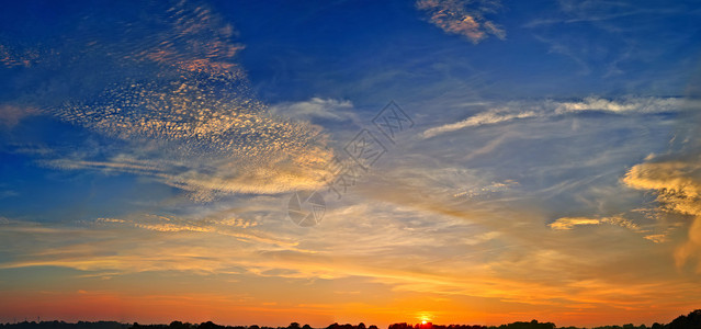 橙色和红色日落的美丽高分辨率全景艺术戏剧性阳光橙子蓝色天空云景辉光日出地平线背景图片