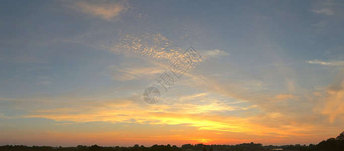 橙色和红色日落的美丽高分辨率全景橙子阳光云景地平线太阳墙纸辉光彩虹戏剧性天空背景图片