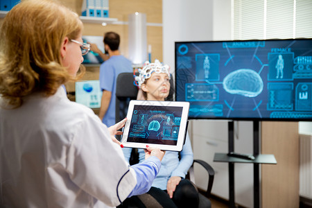 神经科学医生跟踪病人大脑的进化 在小报上记录背景