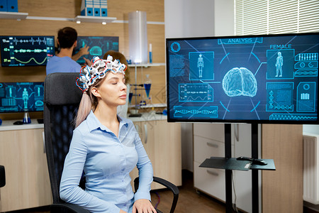 脑电波在神经科诊所的女病人和她的大脑是Bei背景