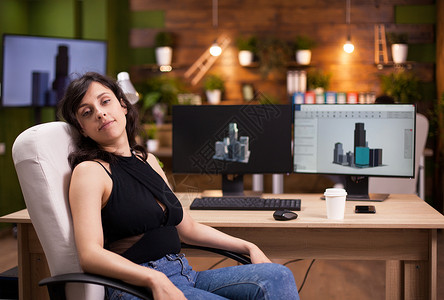 白日工作了一整天 又累又疲倦的漂亮貌美女人工人女性桌面技术工具女士互联网办公室电脑公司背景图片