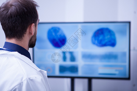 医生大脑年轻男医生在手术后检查其病人的脑部背景
