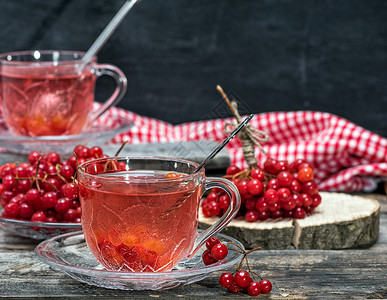 在透明的杯子里用手柄喝热生茶木头玻璃营养勺子饮料浆果果汁桌子水果芳香背景图片