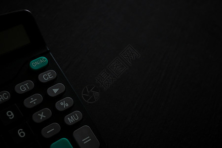 黑色计算器用于填充亮色的深色调财务概念计算器背景
