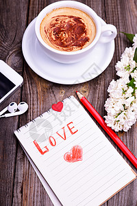 笔记在一张红色的爱情铅笔上背景图片