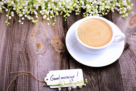 一杯咖啡和一张纸标签 上面刻着字的早上好高清图片
