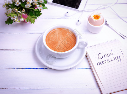 一杯咖啡和白桌上的煮鸡蛋高清图片