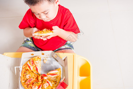 小可爱吃披萨 最美景孩子女性食物男生香肠桌子家庭午餐送货孩子们背景图片