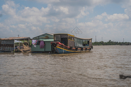 湄公河上浮动房屋高清图片