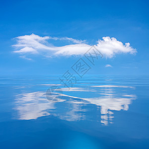 蓝色的天空 海面上有白云背景图片