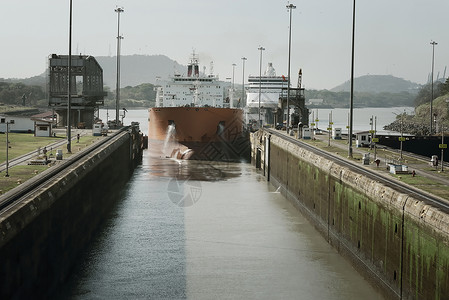 巴拿马运河进入米拉弗洛雷斯锁的大型货船 帕纳背景