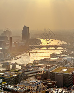 伦敦横跨泰晤士河的天线城市天际游客旅行旅游景观建筑背景图片