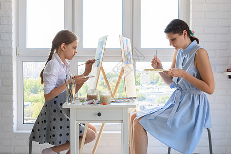 女孩在家教那里学画画 一起画窗边的画背景图片
