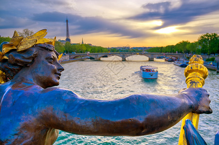 法国巴黎 亚历山大三世的法国纪念碑旅行首都雕像景观建筑学地标城市日落旅游背景图片