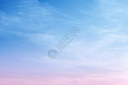 美丽的紫蓝天空和粉红色云彩背景背景图片