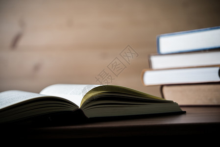 堆在木桌上的书 教育理念白色图书书架大学学习文学教科书知识墙纸学校背景图片