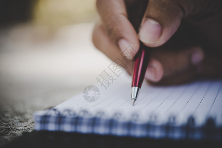 作文纸人手写在笔记本上工作文书教育人士衬衫商业白色男人考试手指背景