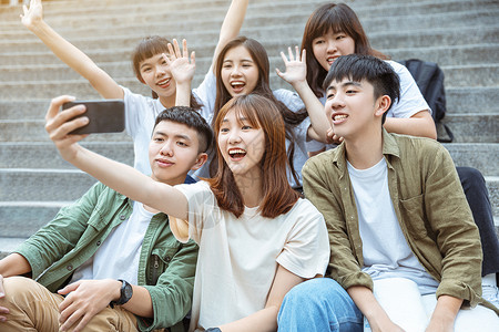 台湾青年一群学生在校园的楼梯上玩自拍相机乐趣教育男生照片朋友们学习青少年男人电话背景