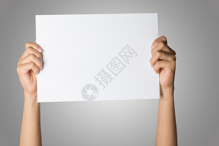 近身手握着空白纸的女子 在白面包上被孤立男人边界横幅卡片推介会商业营销笔记白色框架背景图片