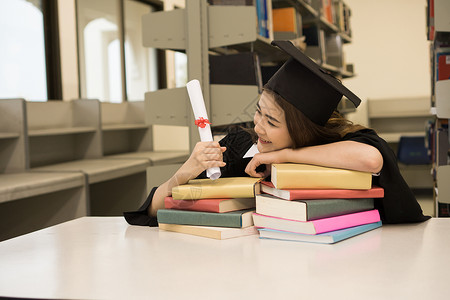 持有毕业证书的快乐研究生手头有文凭 教育学士学位微笑女性学习学校女士成就帽子幸福大学户外高清图片素材
