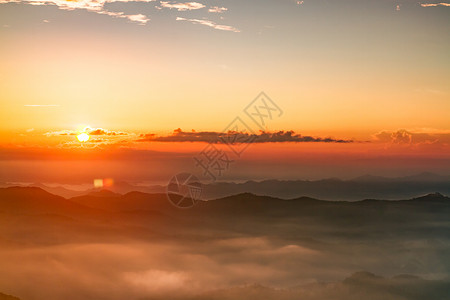 多雾路段美丽的日出和山上喷雾的景象日落阳光旅行旅游日光薄雾漫游地平线亮度天空背景