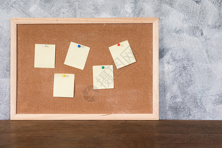 空白纸夹在木制桌边的软木板上 有纹理背景背景图片
