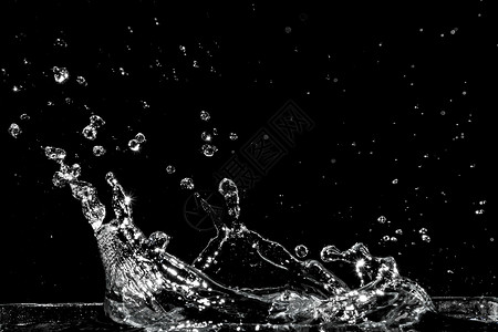 动态王冠素材孤立在黑色背景上的水溅速度环境流动白色圆圈活力涟漪宏观雨滴波纹背景