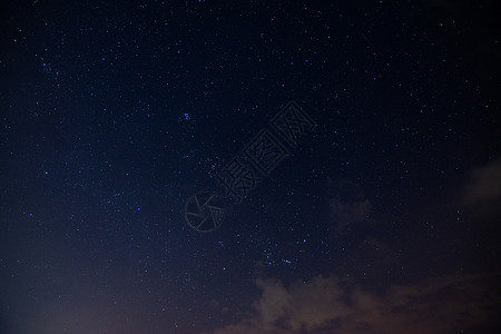 夜间有星宿和白云行星星星宇宙月球月亮黑色半球月光星系墙纸背景