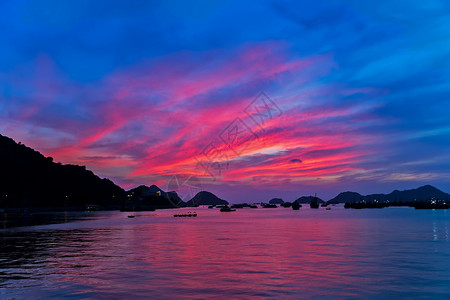 不忘初心牢记使命ba越南Cat Ba岛的粉红哈隆湾海景背景