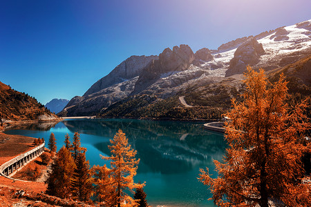 特伦蒂诺马莫拉达峰顶覆盖的Fedaia湖美丽的自闭膜颜色背景