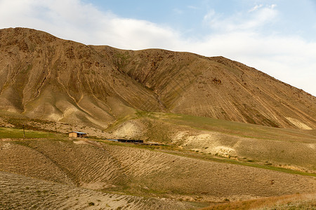 吉尔吉斯斯坦山区的房屋和农庄高清图片