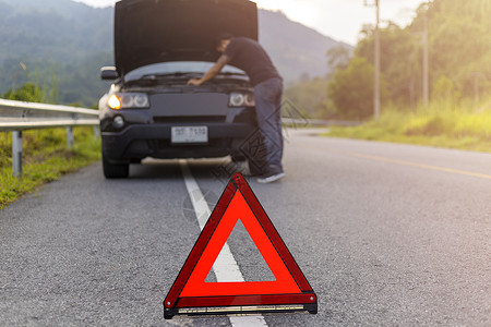 三角警告道路上的红色三角标志警告有故障 o 的汽车信号帮助碰撞冒险事故工具引擎安全车辆危险背景