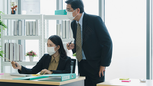 筷子不能停止商业界人士在工作时佩戴防护面具商务传染团体微笑卫生团队老人女士男人工人背景