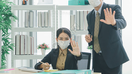 身戴工作面具的商业团队女士会议团体城市感染禁令商务传染病人士合伙背景图片