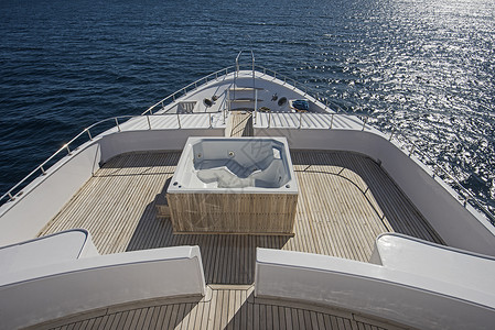 木制热水浴缸在大马游艇和热水浴缸上面的船首上观光蓝色旅行热带海景甲板海洋奢华地平线巡航航行背景