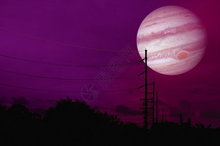 夜空中的双柱浮在电线杆的阴影上电气木星传播金属电缆工程蓝色月亮电压技术背景图片